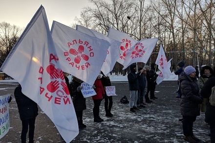 В Москве у здания Минздрава проходят одиночные пикеты против сокращения врачей