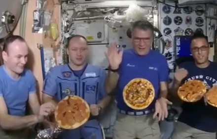Космонавты приготовили пиццу на МКС
