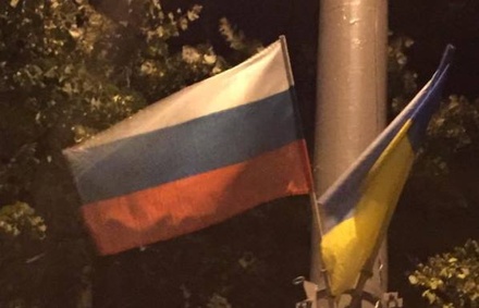В центре Киева вывесили российские флаги