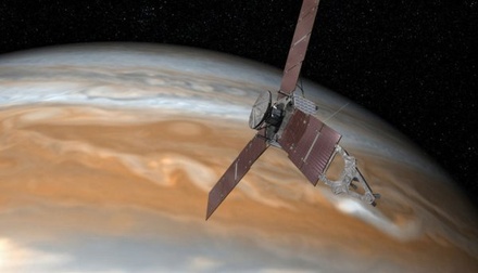 Манёвр зонда Juno на орбите Юпитера отложен из-за проблем с двигателем