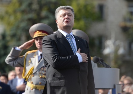 Порошенко внёс в Раду законопроект, вводящий в армии приветствие «Слава Украине!»