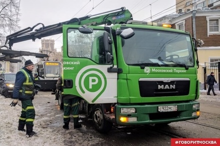 Сломавшийся в центре Москвы эвакуатор заблокировал движение трамваев 
