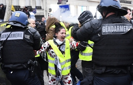 Во Франции 80 тысяч полицейских будут охранять порядок на акциях «жёлтых жилетов»