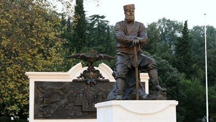 Автор памятника Александру III ответил критикам: «Читайте матчасть!»