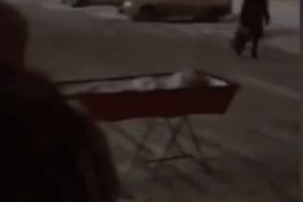 Женщина привезла гроб с телом мужа к зданию правительства Самарской области