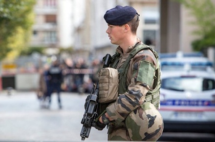 Неизвестный с ножом напал на людей в пригороде Парижа