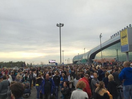 Пассажиров Домодедова не пускают в аэропорт более полутора часов
