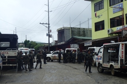 На Филиппинах армия отбила захваченную террористами школу