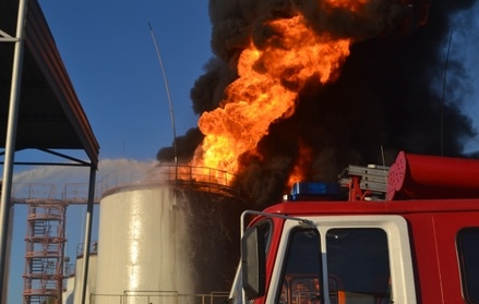 На горящей нефтебазе под Киевом могут прогреметь новые взрывы