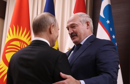 Александр Лукашенко поздравил Владимира Путина с Днём Победы
