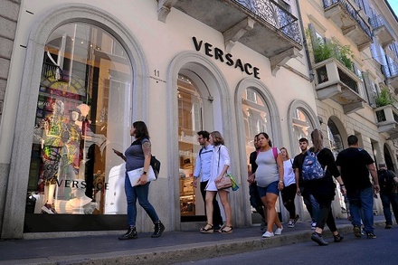 Модный дом Versace отказался от кожи кенгуру в производстве одежды и обуви