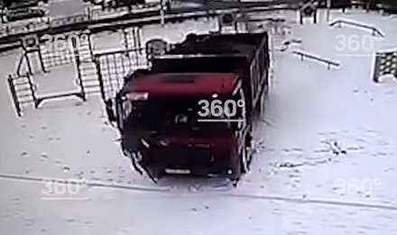 В здание детского сада в Ханты-Мансийске въехал грузовик