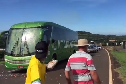 Видео с забрасыванием автобуса сборной Бразилии яйцами оказалось фейком