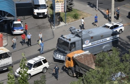 Власти начали переговоры с захватившими здание полиции в Ереване