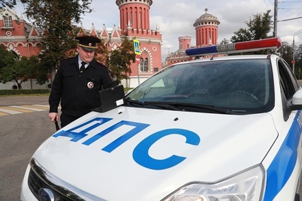 Машина курьерской доставки сбила пешехода в центре Москвы