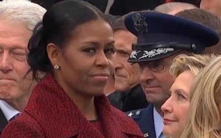 Пользователи соцсетей высмеяли лицо Мишель Обамы во время инаугурации Трампа