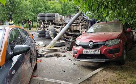 Бетономешалка врезалась в припаркованные машины в Москве