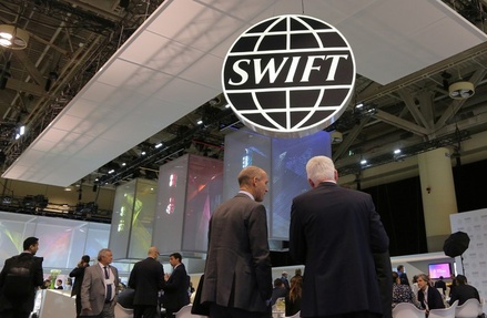 СМИ: решение об отключении России от SWIFT примут в течение нескольких дней