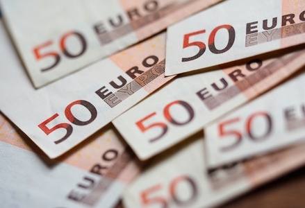 Евро превысил 65 рублей впервые с февраля