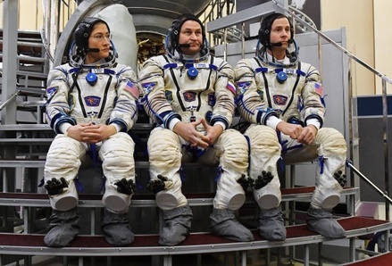 Российские космонавты могут начать летать на МКС на частных кораблях США