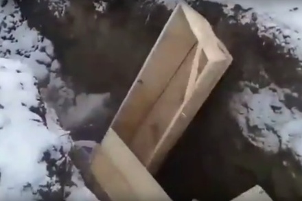 В Кемерове в траншею выбросили гробы с бездомными