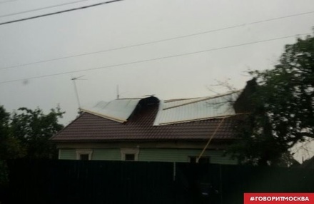 В Подмосковье сильный ветер повредил крыши домов