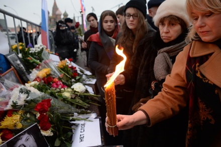 Активисты начали восстанавливать мемориал на месте гибели Бориса Немцова