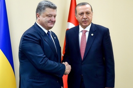Порошенко предложил Турции войти в состав миротворческой миссии в Донбассе