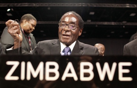Роберта Мугабе отстранили с поста главы правящей партии Зимбабве