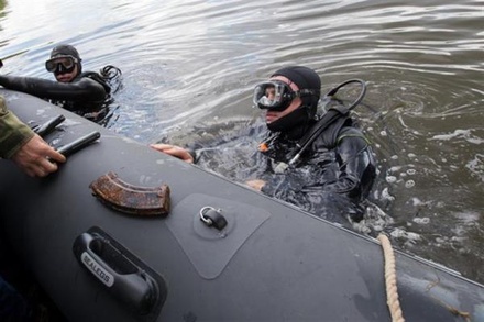 Боевые пловцы Росгвардии нашли на дне Москвы-реки арсенал оружия