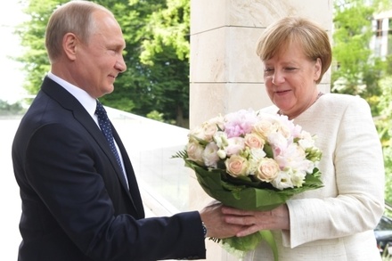 Немецкие журналисты сочли оскорблением подаренные Путиным Меркель цветы