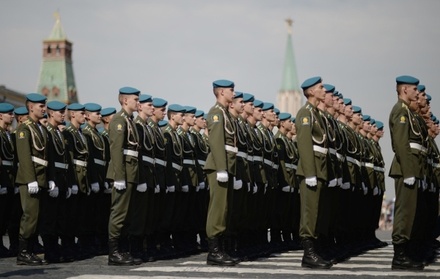 В Москве прошла церемония возложения цветов к памятнику воинам-десантникам
