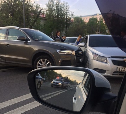 На Ленинском проспекте в Москве произошло ДТП с участием четырёх автомобилей