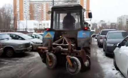 Муниципальный депутат снял на камеру имитацию уборки снега в Москве