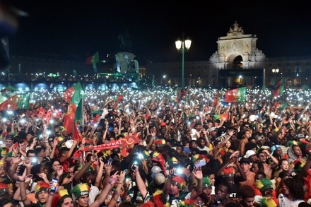 Сотни тысяч португальцев вышли на улицы после победы сборной в финале Евро-2016