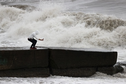 Пляжи Сочи закрыли из-за шторма и риска образования смерчей