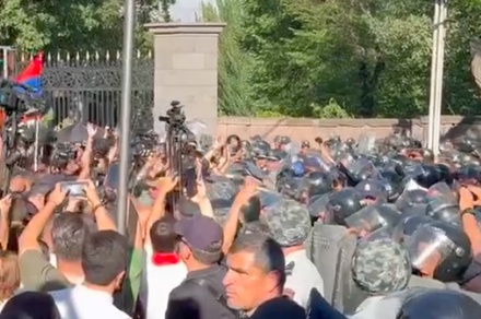 В Ереване начались столкновения митингующих с полицией