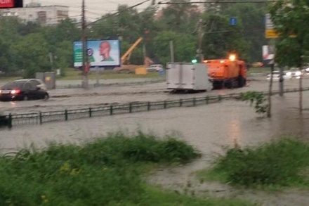 Очевидцы сообщили о затоплении Волгоградского проспекта в Москве