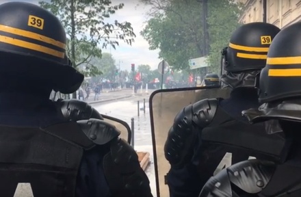 Полиция применила слезоточивый газ и водомёты против демонстрантов в Париже