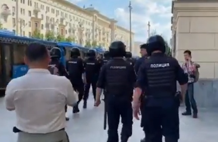 СМИ сообщают о задержании в центре Москвы более 20 человек