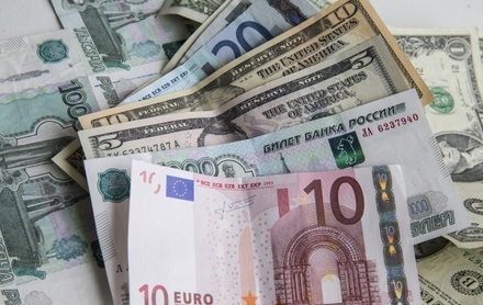 Доллар и евро снизились к рублю при открытии торгов