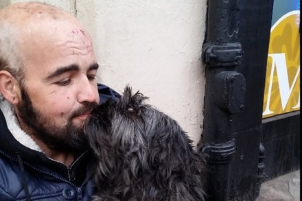 В сети собрали деньги на дом для бродяги из Эдинбурга и его собаки