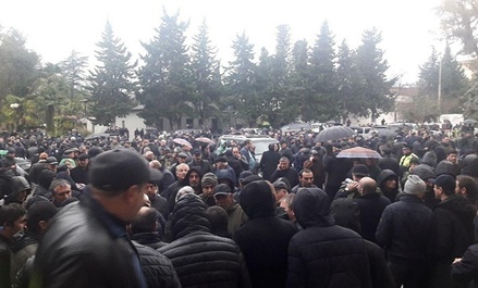 Посольство России в Абхазии рекомендует туристам избегать мест проведения протестов
