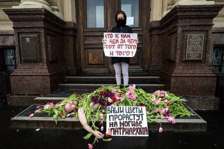 Петербургские феминистки ответили на акцию с поздравлением от мужчин в кафе «Симона»