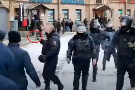 СМИ: полицейский в Петербурге направил табельное оружие в сторону участников несанкционированной акции
