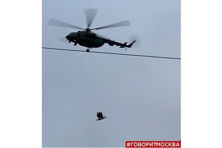 Над Кремлём кружит вертолёт с неизвестным подвешенным грузом