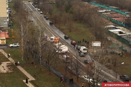 На западе Москвы мусоровоз столкнулся с каретой скорой помощи