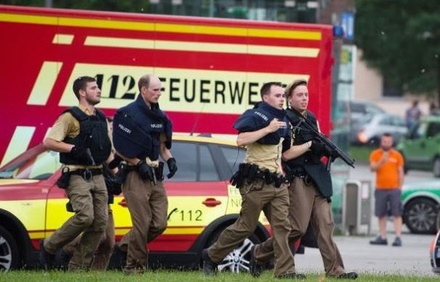 В результате стрельбы в ТЦ в Мюнхене погибли не менее 15 человек