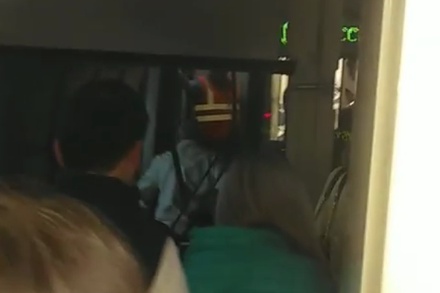 Пассажирка застрявшего в метро поезда рассказала подробности ЧП: паники не было, пахло гарью
