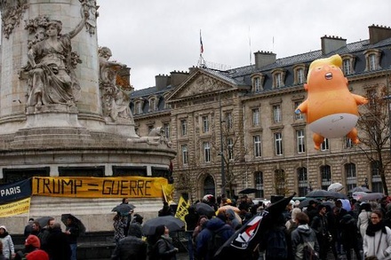 Сотни жителей Парижа вышли на акцию против визита Дональда Трампа